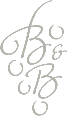 Logo des Weinguts Biegler & Brand hier die simple Variante im Hochformat Schriftfarbe helles grau mit den Buchstaben B & B und darum ein paar einzelne Weintrauben