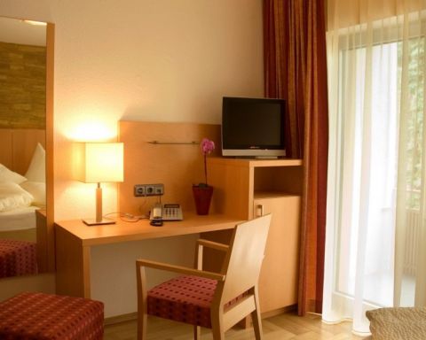 Doppelzimmer im Gaestehaus Birkenhof Alzey hier Blick auf das die Schreibtisch, Stuhl, TV und Ankleidespiegel 